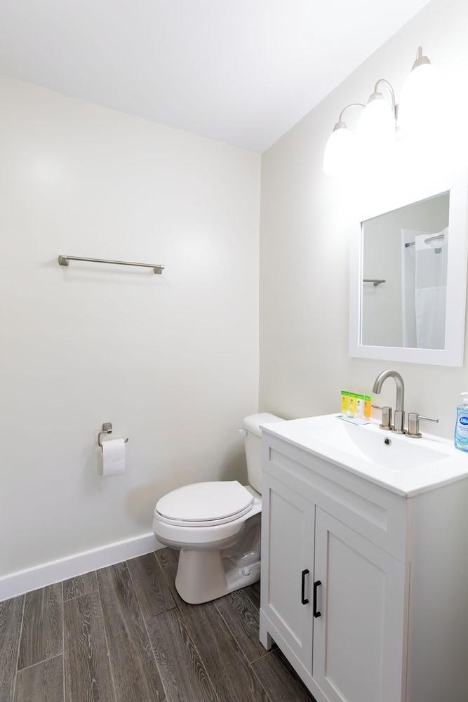 Anchor Bay Inn and Suites photo 47