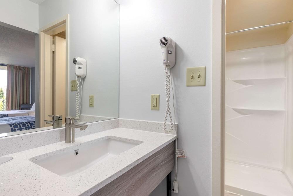 Suburban Studios Tysons Corner photo 18