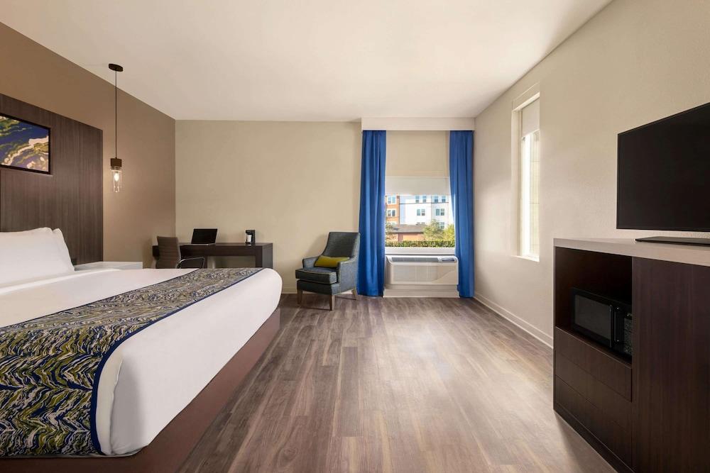 La Quinta Inn & Suites by Wyndham Orlando - IDrive Theme Parks photo 7