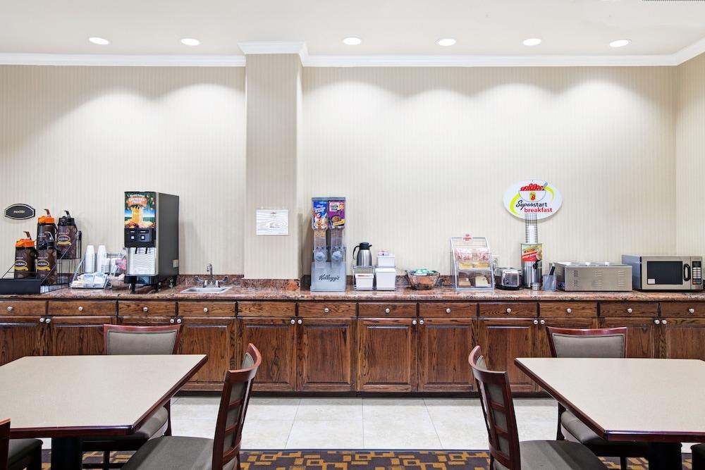 Super 8 by Wyndham IAH West/Greenspoint photo 50