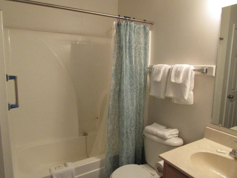Douglas Inn & Suites photo 13