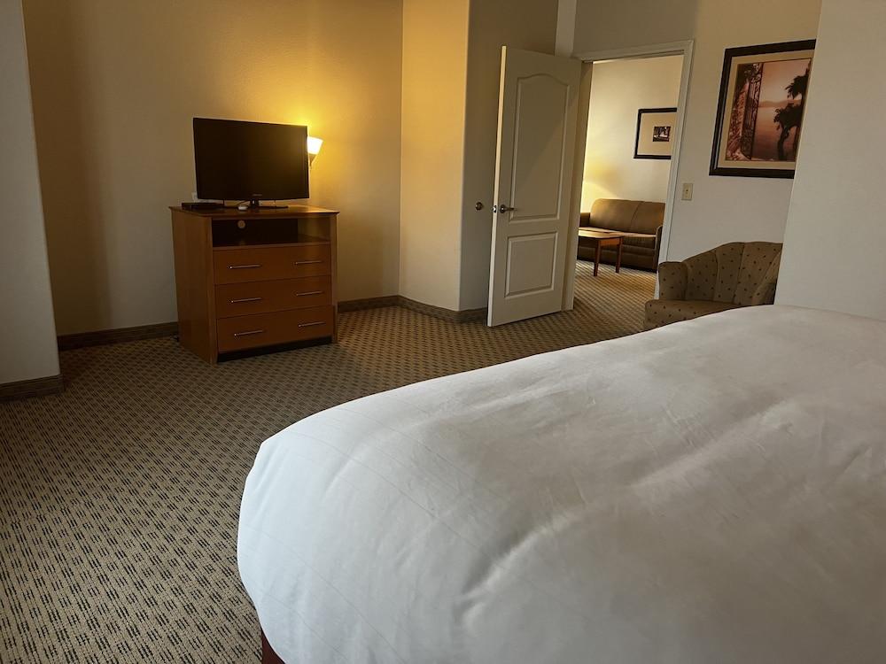 Baymont by Wyndham Brenham photo 19
