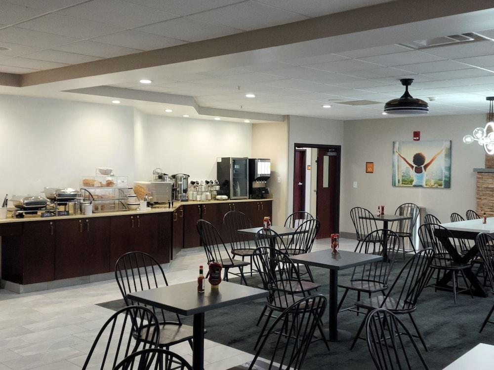 La Quinta Inn & Suites by Wyndham Lake George photo 62