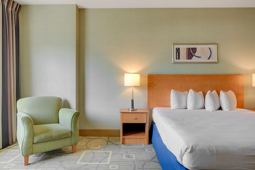 Sapphire Skyline Premium Suite photo 13