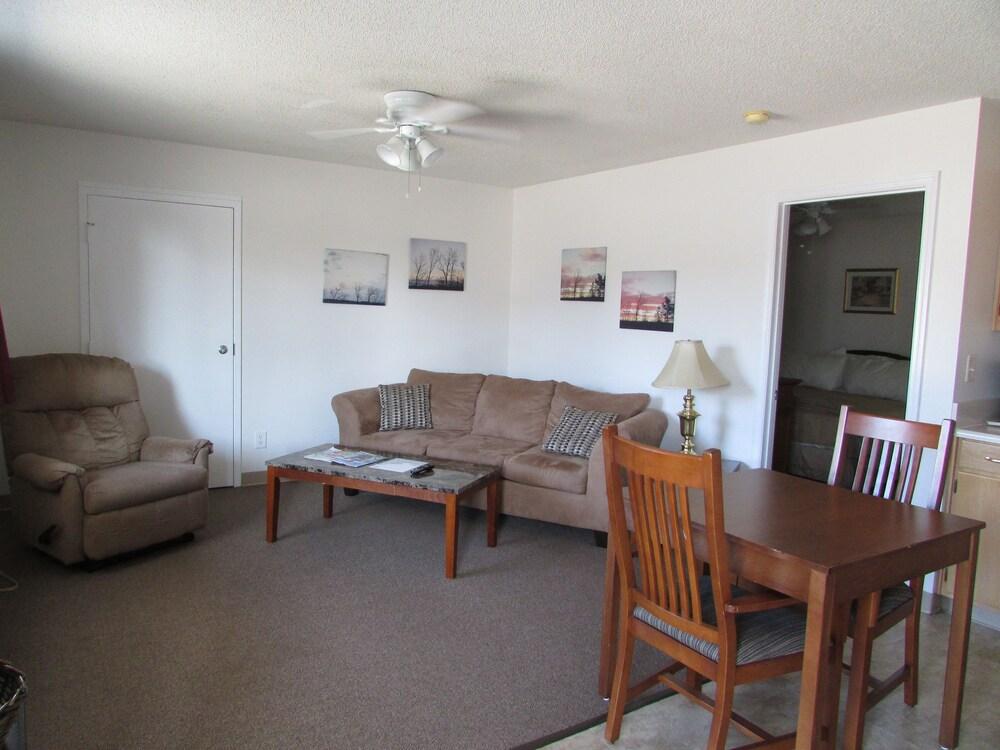 Douglas Inn & Suites photo 33
