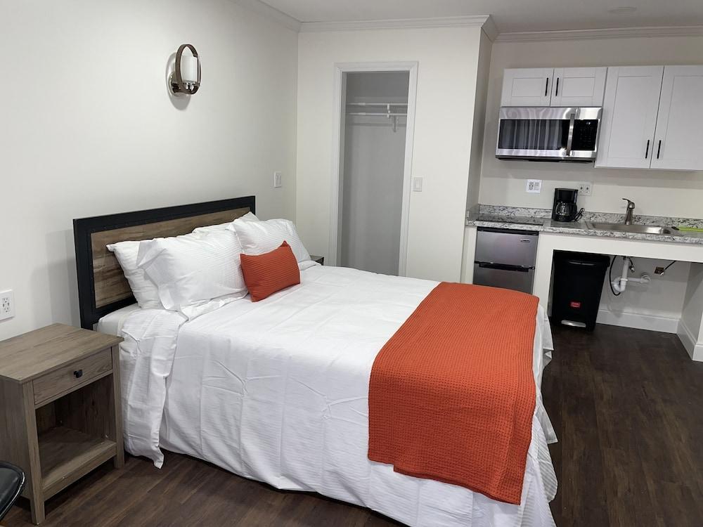 Gatehouse Motel photo 61