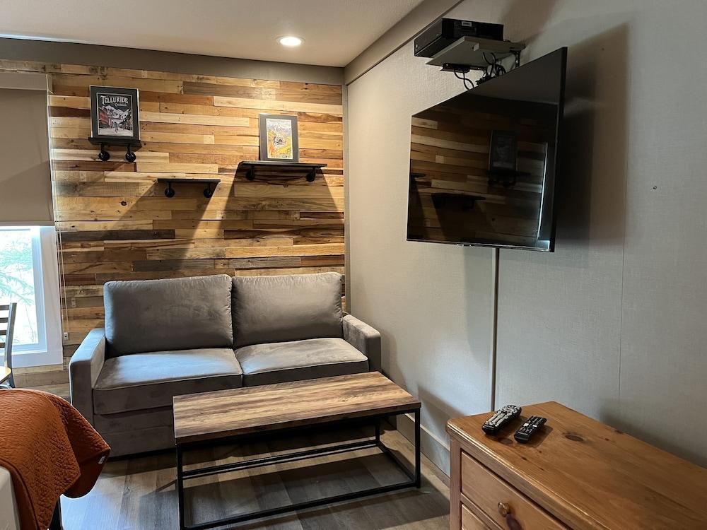 Mountainside Inn 207 1 Bedroom Hotel Room by Alpine Lodging Telluride photo 9