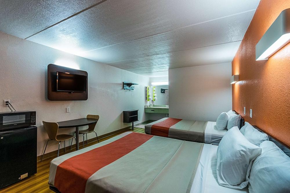 Motel 6 Cleveland, TX photo 6