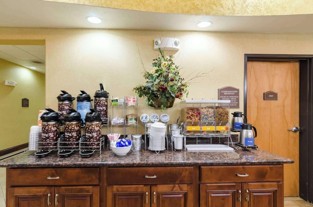 Comfort Suites Salina South photo 76