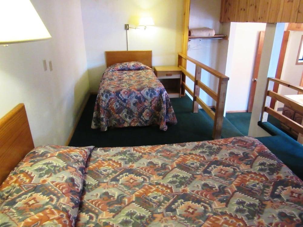 Traveler's Lodge photo 28