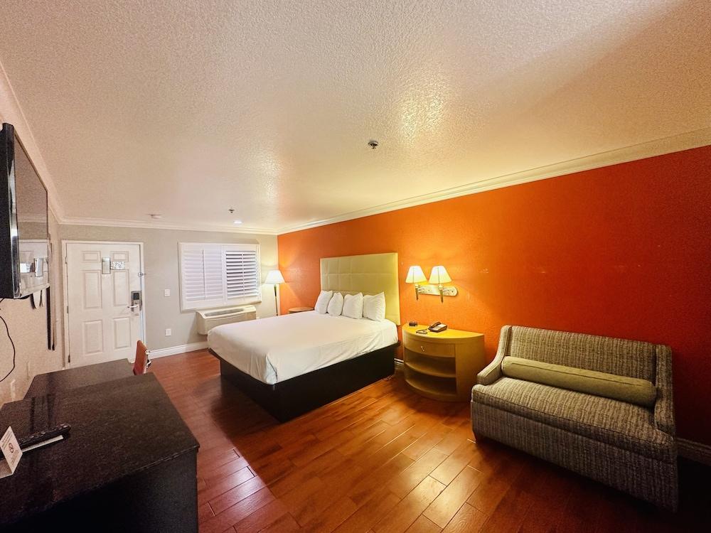 Casa Blanca Hotel - Orange photo 13