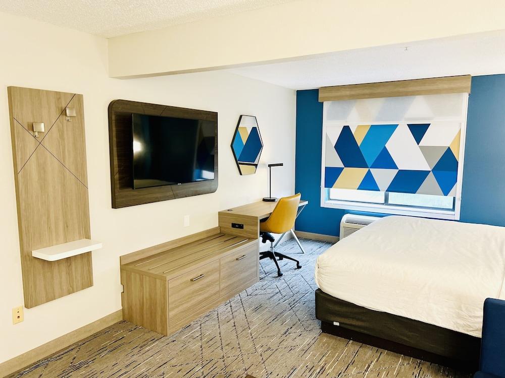 Holiday Inn Express Madison by IHG photo 9