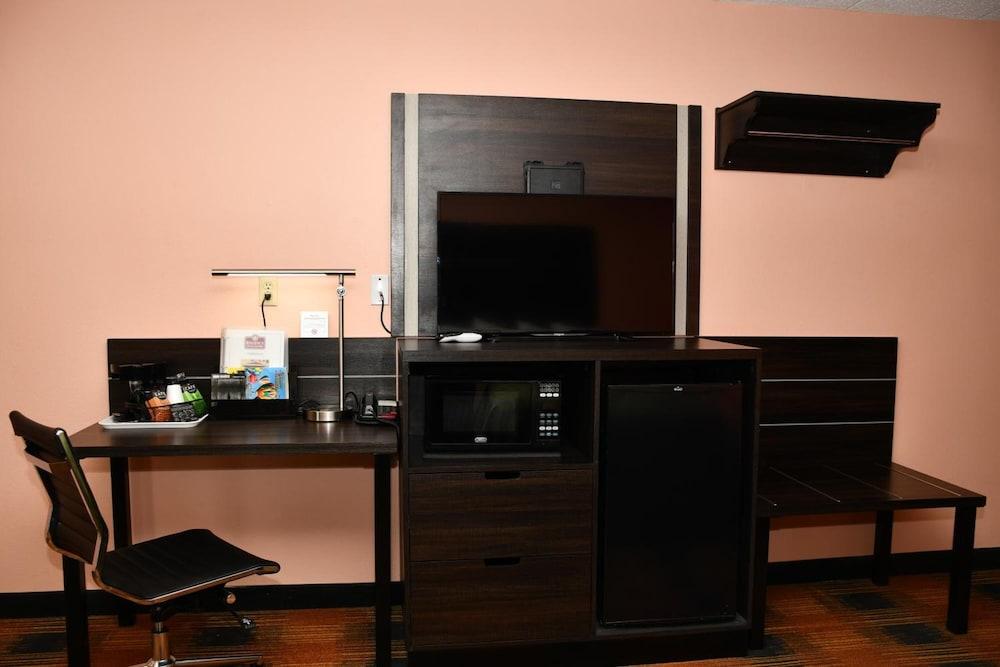 Regency Inn & Suites photo 9