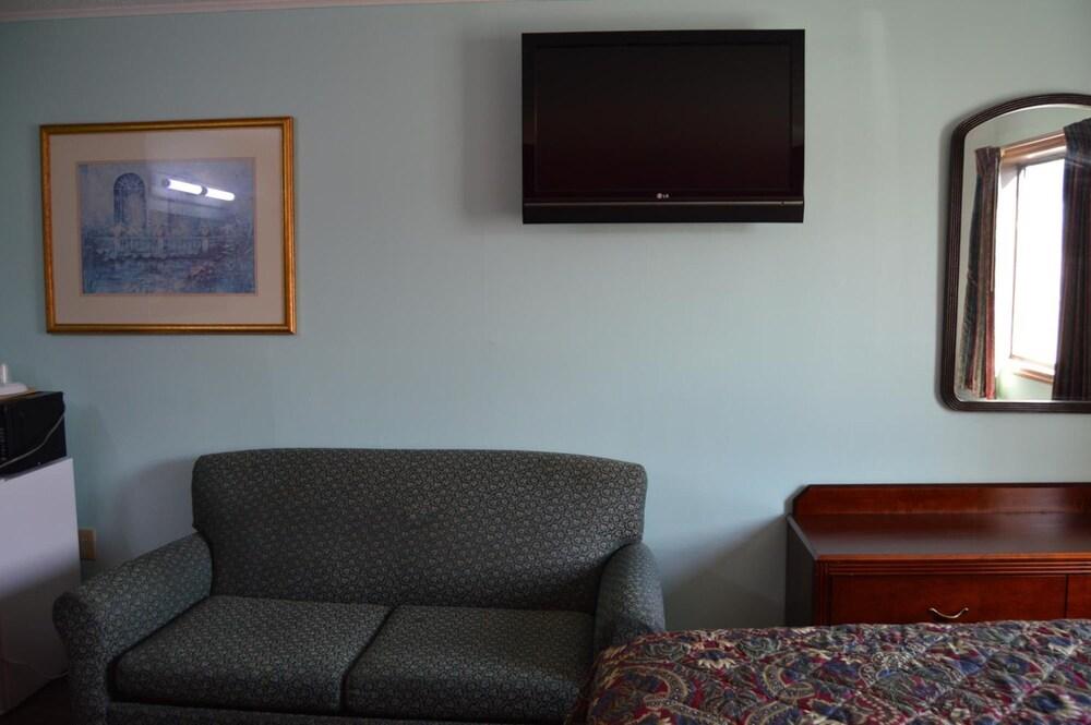 Budget Inn of Claypool Hill photo 18