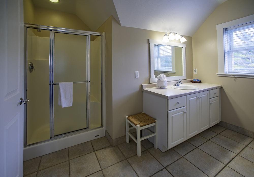 Edgewater Resort photo 90