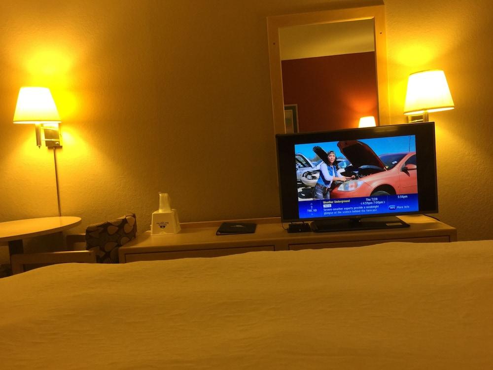 Americas Best Value Inn Garden City photo 4