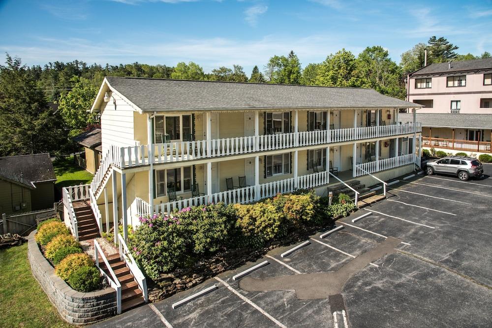 Boxwood Lodge photo 92