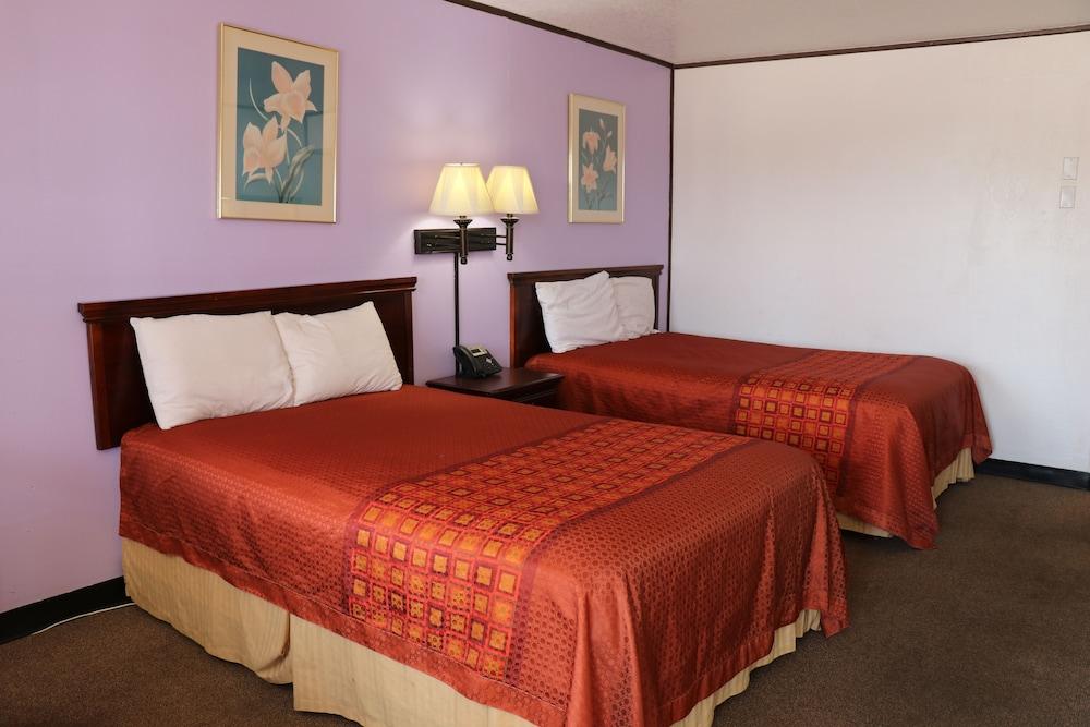 Relax Inn Mineral Wells photo 16