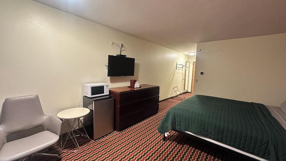 Chesaning Inn & Suites photo 71
