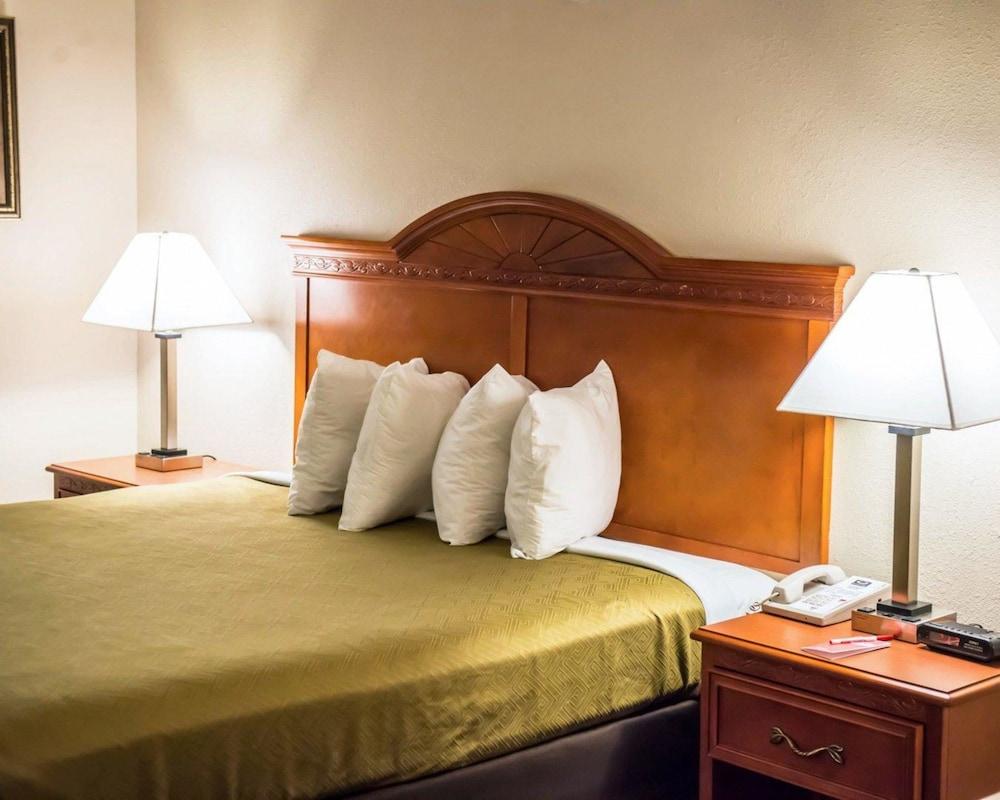 Econo Lodge Panama City St. Andrews photo 27