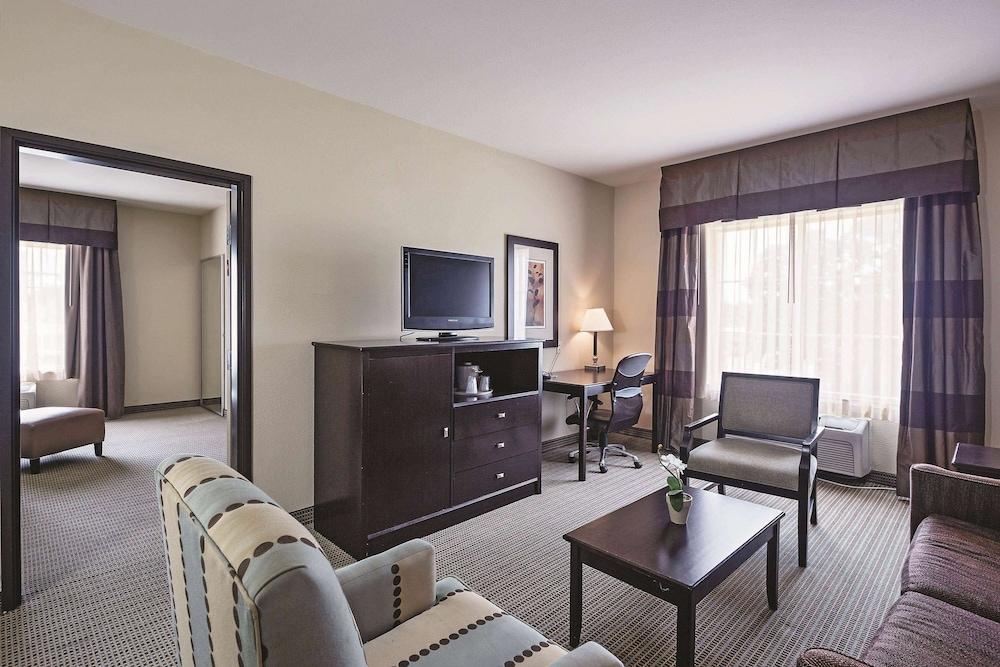 La Quinta Inn & Suites by Wyndham DFW Airport West - Euless photo 10