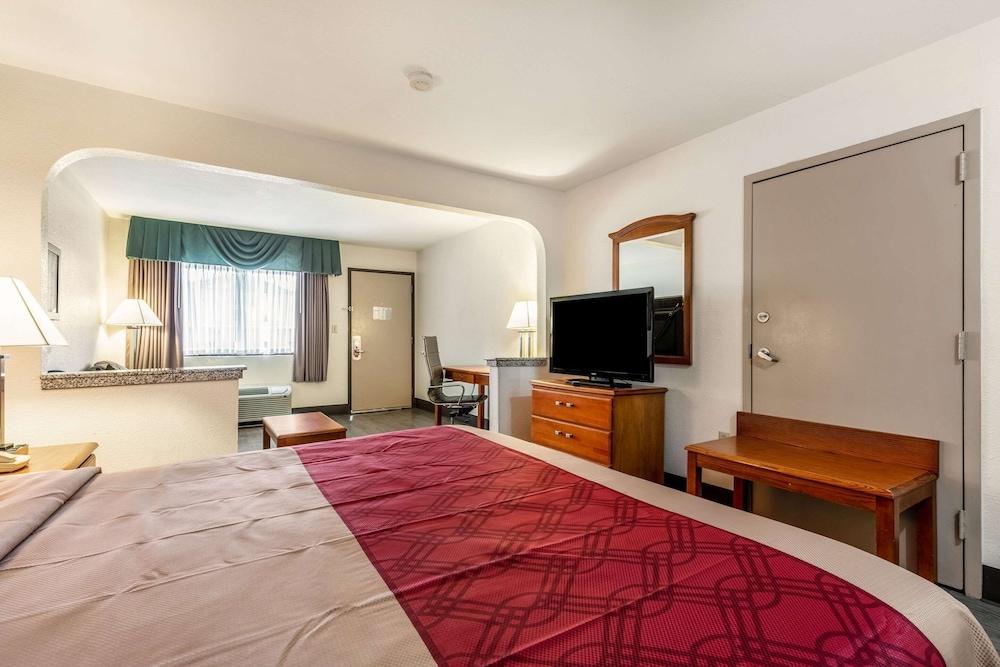 Econo Lodge Inn & Suites Memphis East photo 32