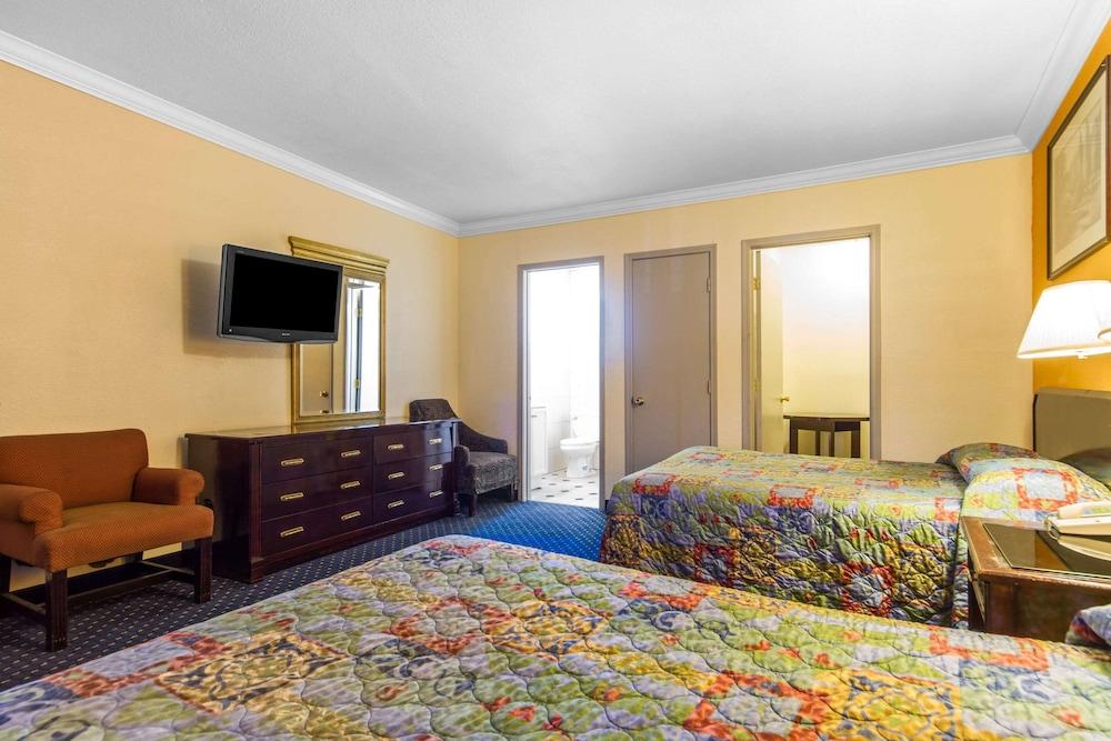 Econo Lodge photo 21