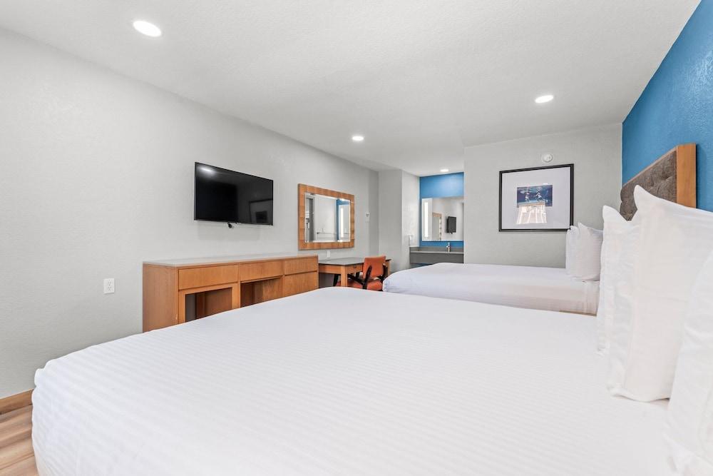 Econo Lodge Inn & Suites Sealy photo 20