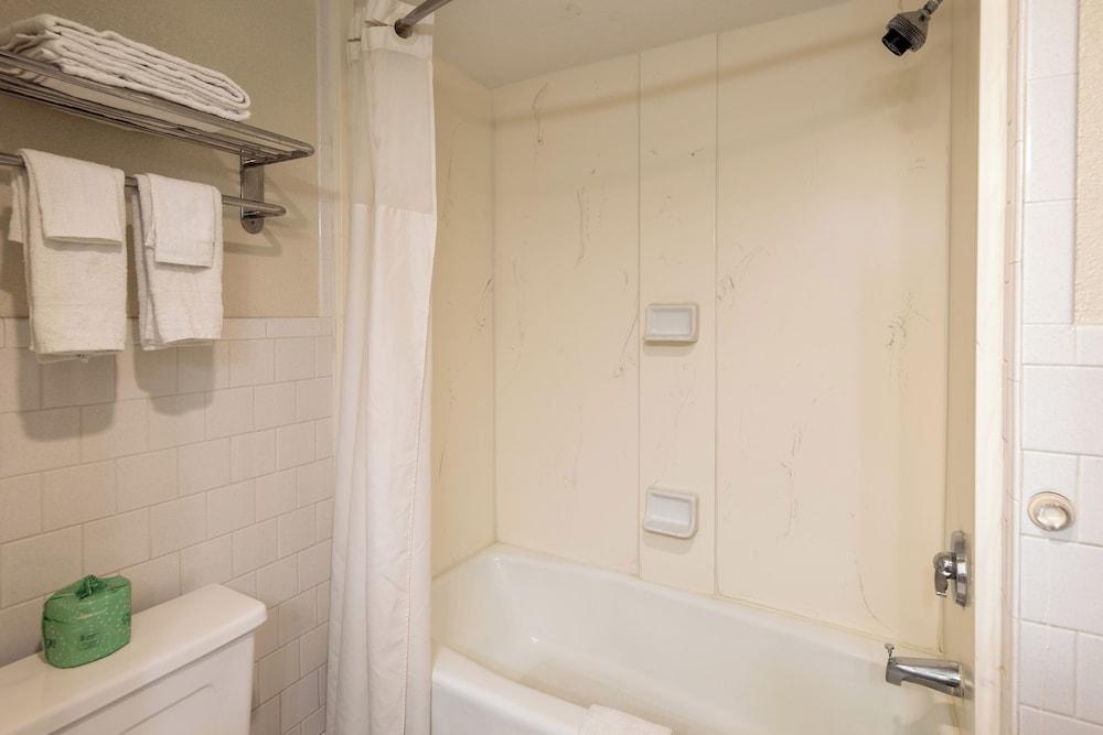 Dominion Inn & Suites photo 21