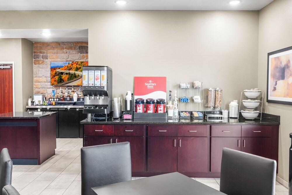 Cobblestone Hotel & Suites - Eaton photo 11