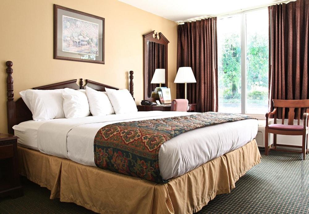 Carmel Inn & Suites photo 16
