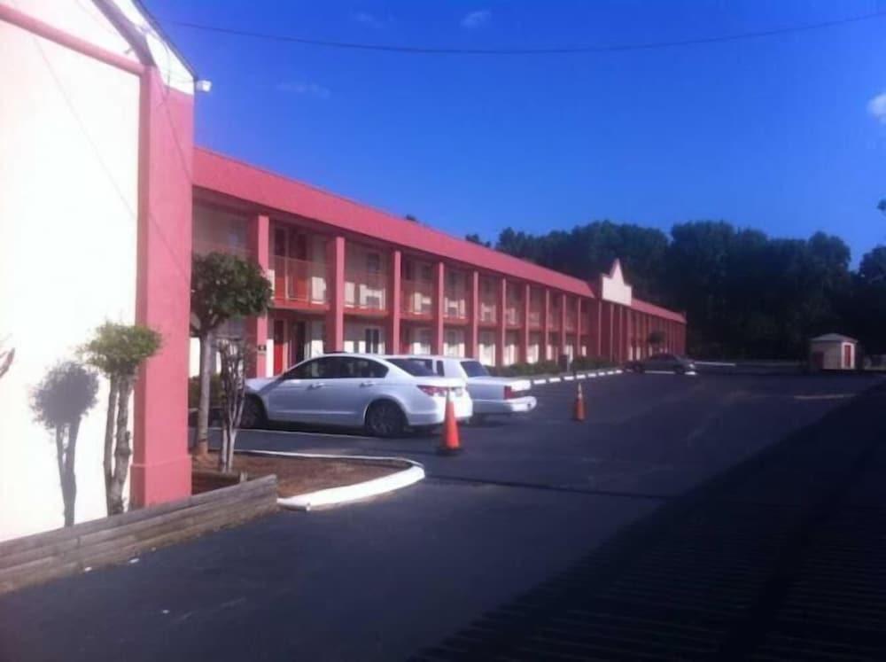 Budget Inn photo 1