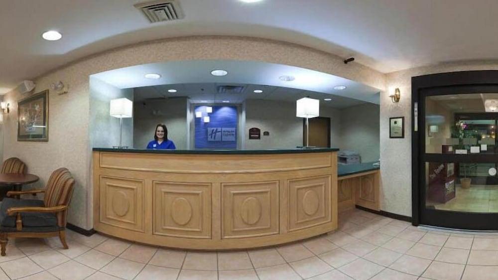 Holiday Inn Express & Suites Alliance by IHG photo 2
