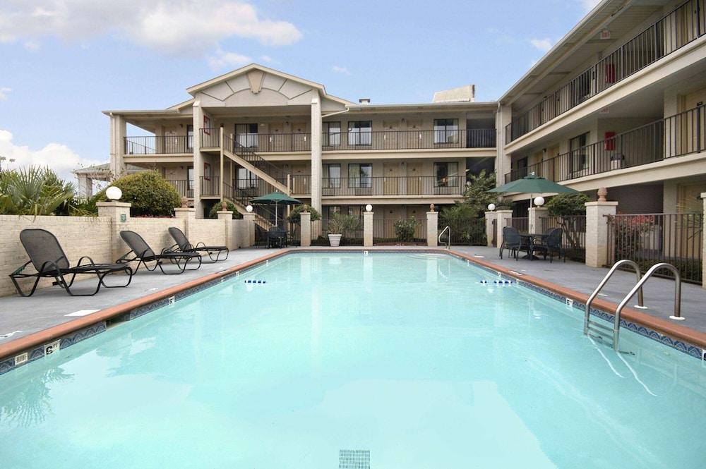 Days Inn & Suites by Wyndham Mobile photo 2