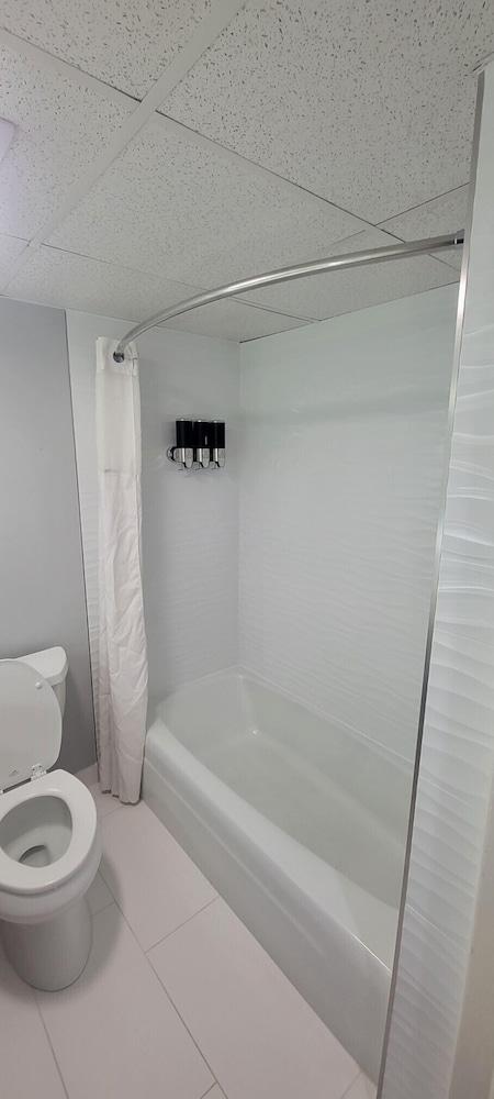 The Royal Inn & Suites photo 13