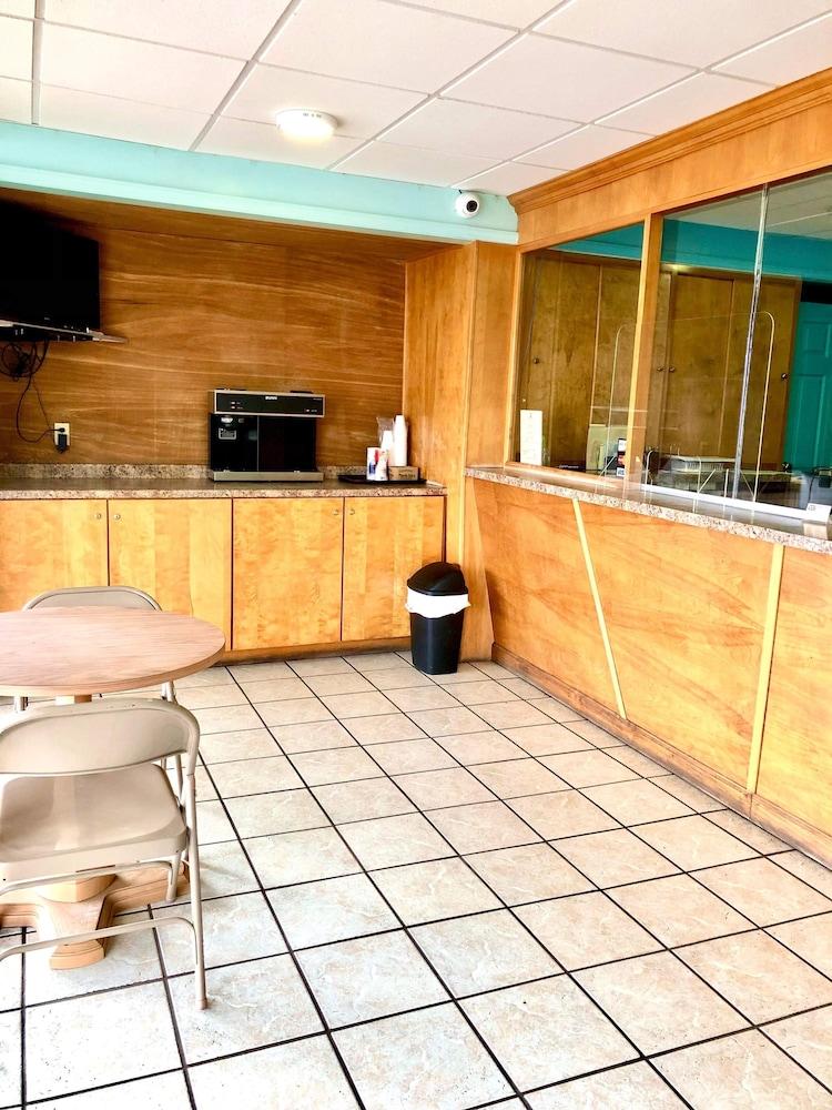 Budget Inn of Claypool Hill photo 4
