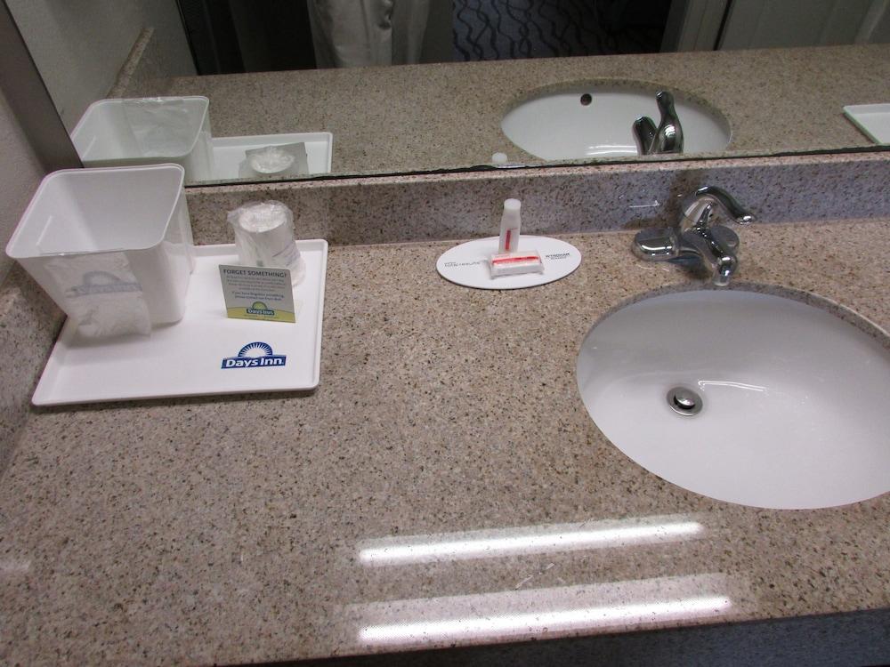 Days Inn & Suites by Wyndham Fort Valley photo 10