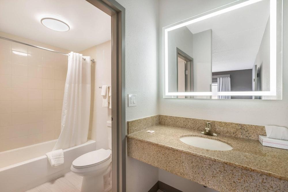Comfort Inn & Suites Arlington Heights - Buffalo Grove photo 21