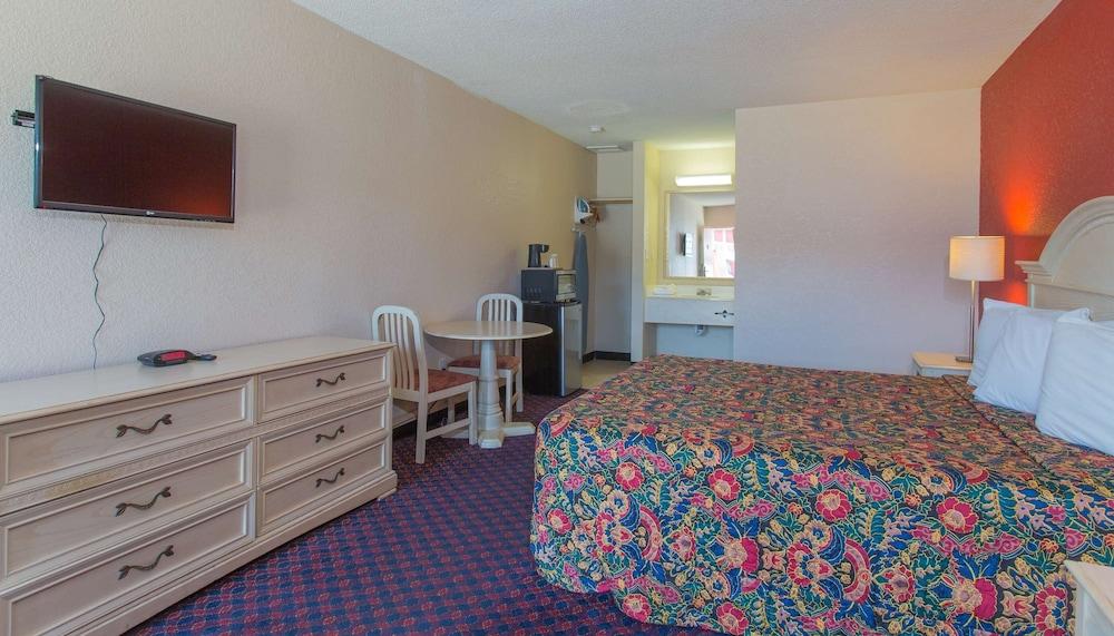 Studios and Suites 4 Less Battlefield Blvd photo 8