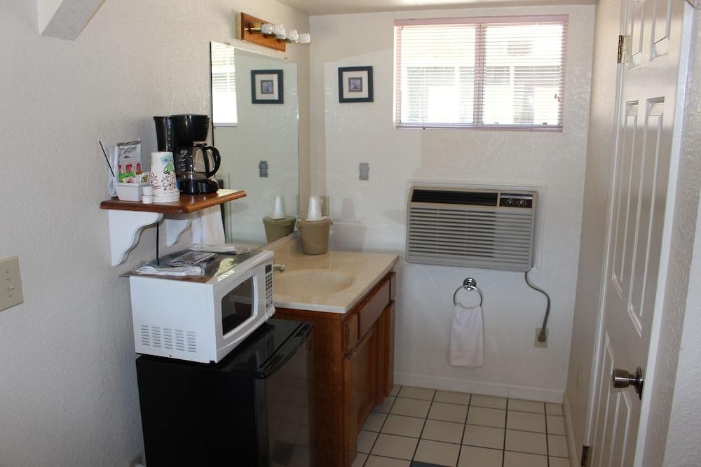 Barewood Inn and Suites photo 11