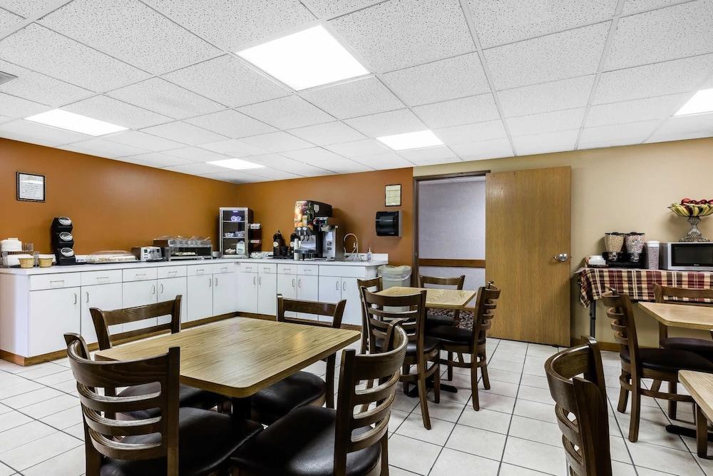 Econo Lodge Inn & Suites Dickson photo 27
