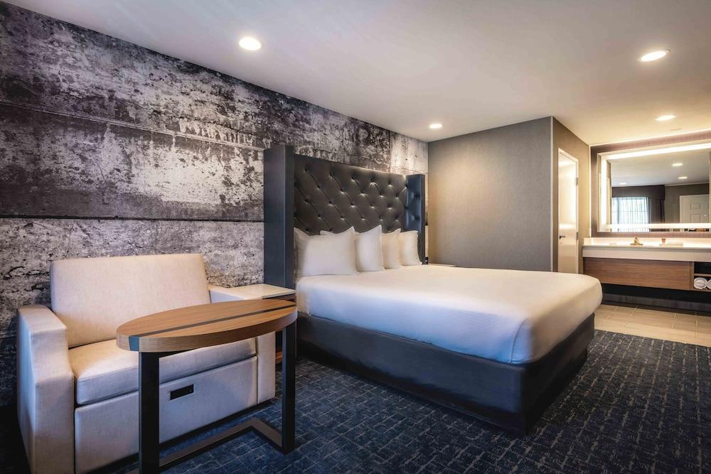 Anaheim Camelot Inn & Suites photo 35