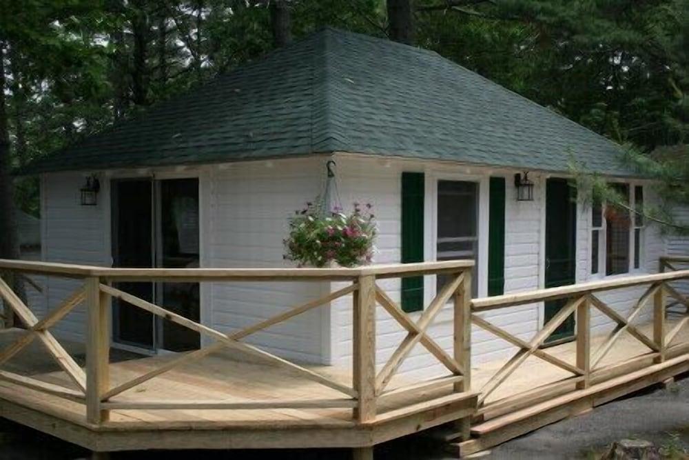 Hinckley's Dreamwood Cottages photo 33