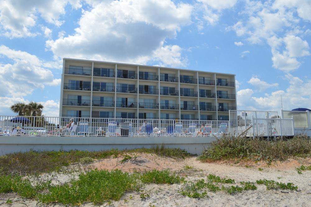 Traders Inn Beach Club photo 1