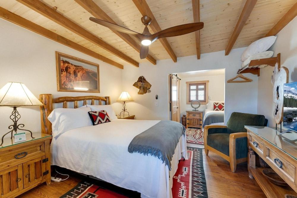 Stone Lizard Lodging photo 24