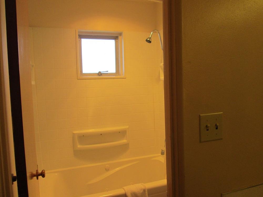 Town House Motel Inc photo 32