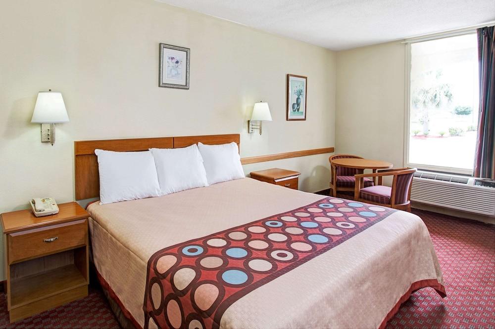 Super 8 by Wyndham Walterboro photo 11