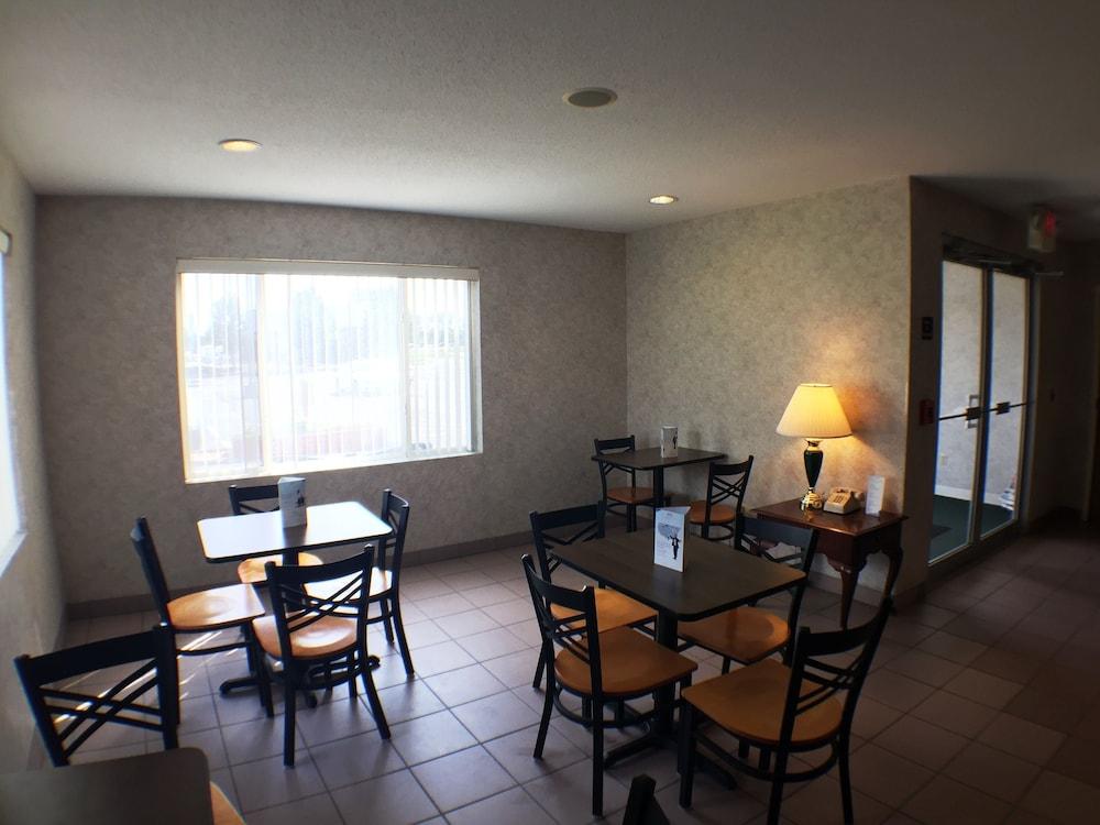 Super 8 by Wyndham Canandaigua photo 41