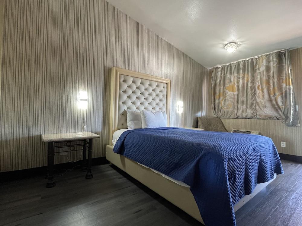 Crown Motel photo 23