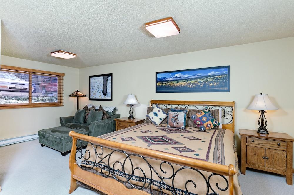 The Crestwood Condominiums photo 36